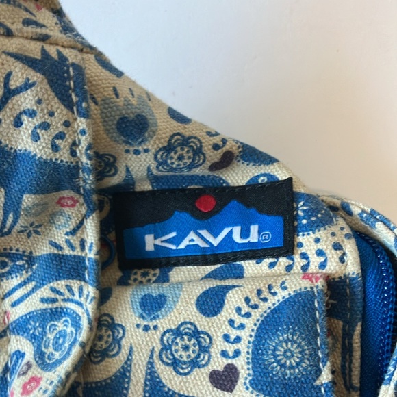Kavu women’s sling pack with matching Wallet - Picture 4 of 16